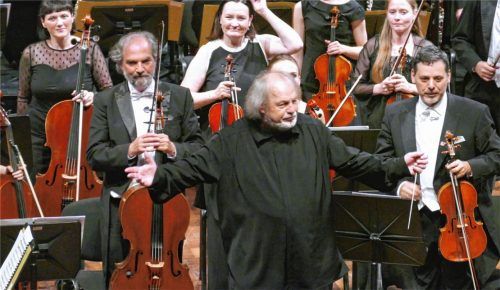 Inmitten seines Orchesters empfängt Gustav Kuhn die Ovationen des Publikums, die wie eine trotzige Solidaritätsbekundung wirkten. Foto Janka