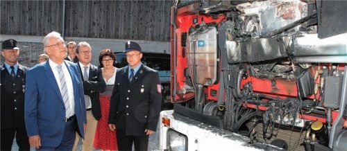 Innenminister Joachim Herrmann (vorne) kam auf Bitte von Klaus Stöttner (daneben) bei der FFW Neukirchen vorbei und besichtigte Feuerwehrauto und Haus, die in Brand geraten waren. Rechts Kommandant Georg Lindner und stellvertretende Landrätin Marianne Loferer. Anschließend ging es für Herrmann weiter an den Chiemsee.Foto jre