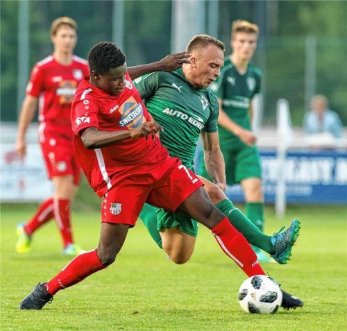 Kampf war Trumpf: Traunsteins Ethan Monaghan (links) im Zweikampf mit dem Rosenheimer Marco Oberberger.Foto Weitz
