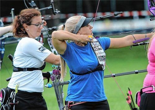 Katharina Bauer von der BSG Raubling (in Blau) auf dem Weg zum bayerischen Meistertitel in der Damenklasse.
