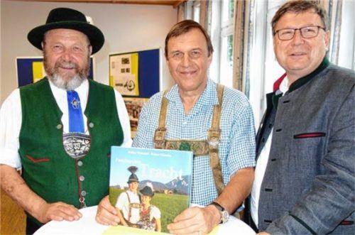 Kreatives Dreigespann: (von links) Autor Walter Weinzierl, Verleger Klaus Förg und Fotograf Rainer Nitzsche. Foto hö