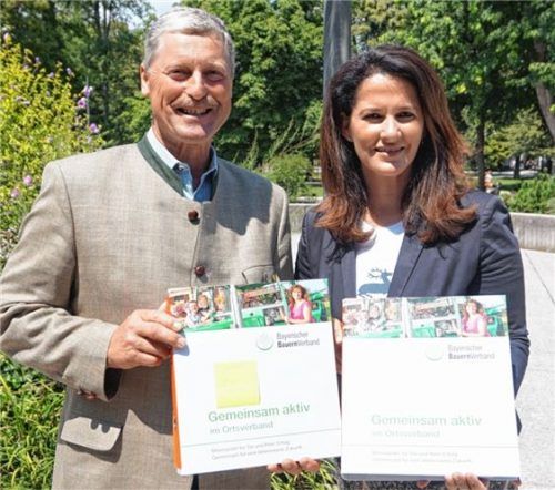 Kreisobmann übergibt 2200 Unterschriften