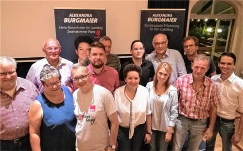Kreisvorsitzende Alexandra Burgmaier (vordere Reihe, Vierte von links) steht weiter an der Spitze des SPD-Kreisvorstandes. Foto re