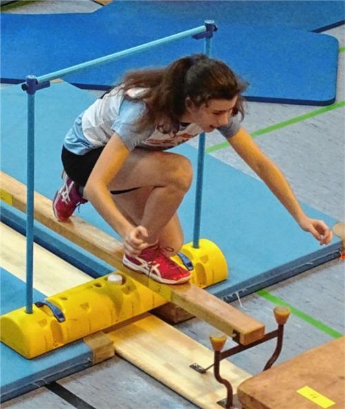 Lilian Thiry vom SC Aising-Pang, hier im Gleichgewichtsparcours, wurde in Reichersbeuern bei den Mädchen gute Achte. Fotos Schmid