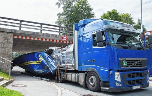 Lkw bleibt an Unterführung hängen