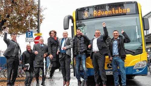 Luftsprünge vor Freude über den Projektstart unternahmen die Verantwortlichen des Adventsbusses hier im Jahr 2016. Foto re