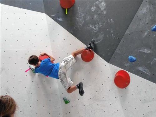 Luis Knerich (sechste Klasse) hängt am Hook.