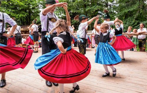 Lustige Wildenwarter unterhalten mit Brauchtum