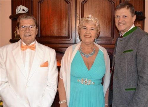 Mächtig herausgeputzt zur Goldhochzeit hatte sich das Ehepaar Rainer und Monika Kaminski, als Bürgermeister Hubert Wildgruber (rechts) zum Gratulieren kam.Foto Lotter