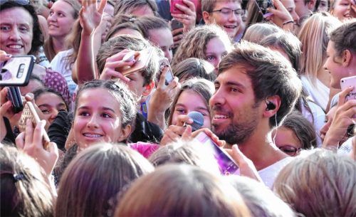 Max Giesinger nimmt Bad in der Fan-Menge