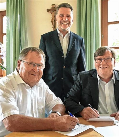 Mettenheims Bürgermeister Stefan Schalk unterzeichnete mit den Telekom-Vertretern Erhard Finger und Georg Selbertinger (von links) den Vertrag.