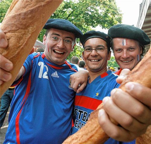 Mit den französischen Fans fiebern auch einige Fußballfans aus der Region für die französische Nationalmannschaft.Foto dpa