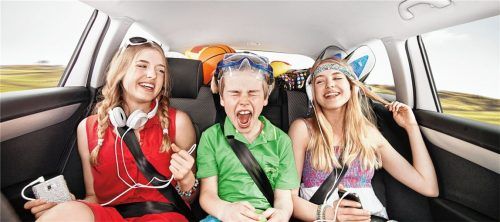 Mit den richtigen Vorbereitungen wird bereits die Fahrt an den Urlaubsort ein Vergnügen. Foto  djd/Kfzgewerbe