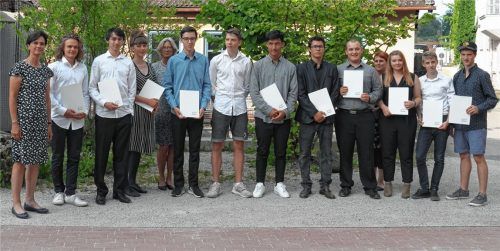 Mit der Sonne strahlten die Absolventen des Realschulabschlusses an der Freien Waldorfschule Chiemgau in Prien zusammen mit ihren Lehrern um die Wette. Foto Braun