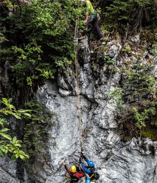 Mit großem Aufwand wurden die beiden Schluchtengeher aus den Tatzelwurm-Wasserfällen gerettet.Foto peter Albrecht