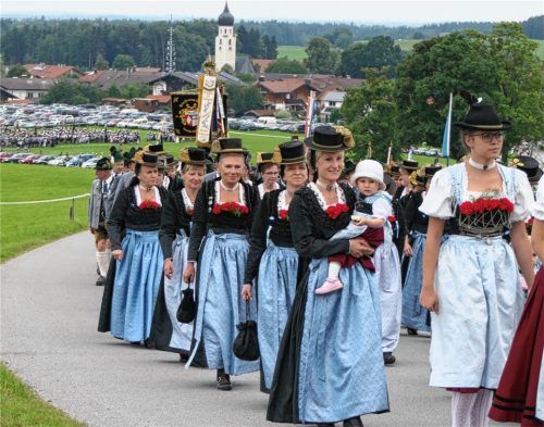 Mit wehenden Röcken ging’s zum Feldgottesdienst, der im Ortsteil Schaurein zelebriert wurde und die Verbundenheit von Brauchtum, Glaube und Trachtlern feierte.Fotos  Leitsmüller