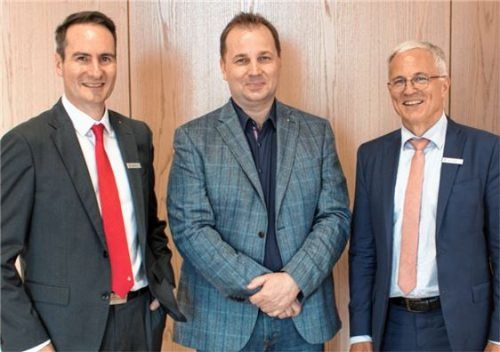 Nach dem Vortrag des IT-Experten: Vorstandsvorsitzender Markus Putz (links) und sein Stellvertreter Karl Straßer nehmen Profi-Hacker Götz Schartner in ihre Mitte.Foto  re