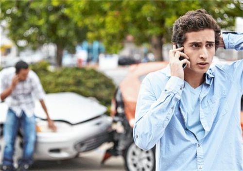 Nach einem Unfall ist es wichtig, einen kühlen Kopf zu bewahren. Foto  djd/unfallhelden.de