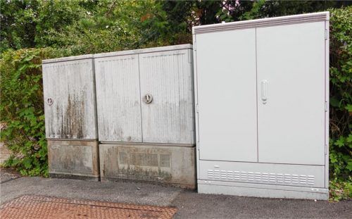 Neben den alten, herkömmlichen Verteilerkästen (links) weisen die deutlich größeren, neu installierten Kästen (rechts) auf das schnelle Internet durch Breitbandverkabelung auch optisch hin. Foto Hoffmann