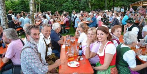 Nicht nur viel Musik, auch bayerische Schmankerl gehören zum Seefest dazu. Foto ni