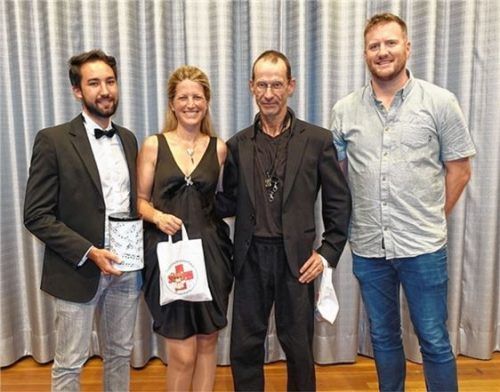 Nico Hanny, Projektleiter „Teddybärkrankenhaus“ Rosenheim, Sieglinde Zehetbauer und Sebastian Gigglinger sowie Christian Hlatky, Projektleiter „Startklar Benin“ (von links), bei der Spendenübergabe.