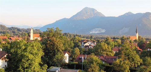Noch bilden die beiden Kirchen St. Vitus (links) und St. Leonhard (rechts) gemeinsam mit dem Maibaum die höchsten Punkte in der Heuberggemeinde Nußdorf. So soll es auch in Zukunft bleiben, jedenfalls, wenn es nach Auffassung des Gemeinderates geht.Foto Steffenhagen