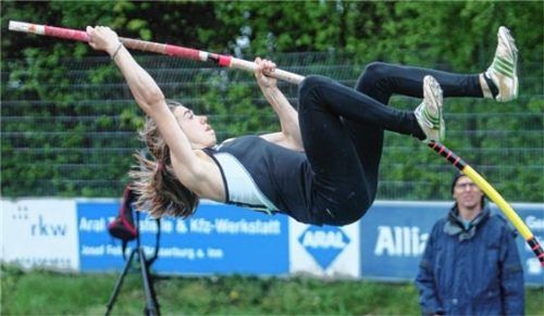 Noemi Rentz aus Bad Aibling siegte im Stabhochsprung der Jugend U20 in Schweinfurt.Foto Stuffer