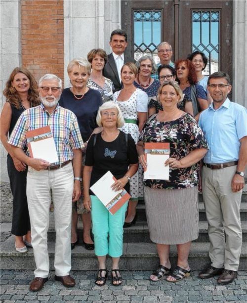 Oberbürgermeisterin Gabriele Bauer (Dritte von links) würdigte die Arbeit von Qualipaten, hier mit zehn von ihnen. Bei der Feierstunde mit dabei: Geschäftsführerin Claudia Georgii (links) und das Vorstandsmitglied vom Verein Pro Arbeit Rosenheim, Hans Holzmeier (rechts), sowie Stadtdirektor Michael Keneder.Foto  RE