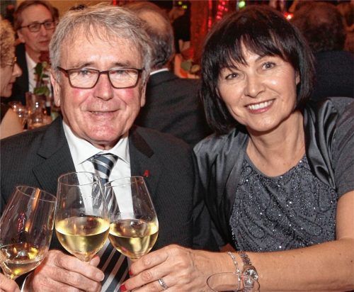 Ottmar Wimmer mit der Zweiten Bürgermeisterin der Gemeinde Ampfing, Gabriele Herian, die nach seinem Rückzug zum 1. August kommissarisch das Amt übernehmen wird.Foto stn