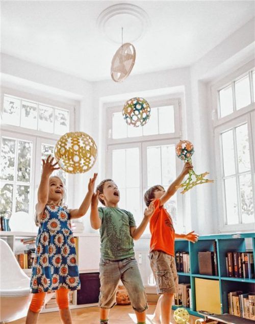 Pädagogisch wertvolle Spielsachen sind einfach gehalten, sollen die Spiellust und Kreativität fördern und mehrere Funktionen bieten, um eine lange Spielfreude zu garantieren. Foto  djd/TicToys/Iona Dutz