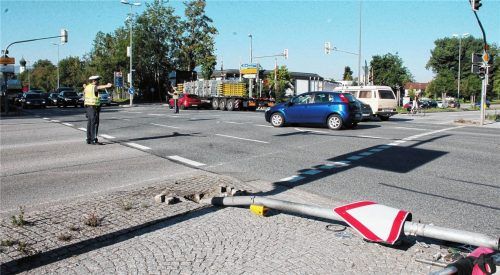 Panorama-Kreuzung: Lkw-Fahrer fährt Ampel um und flüchtet