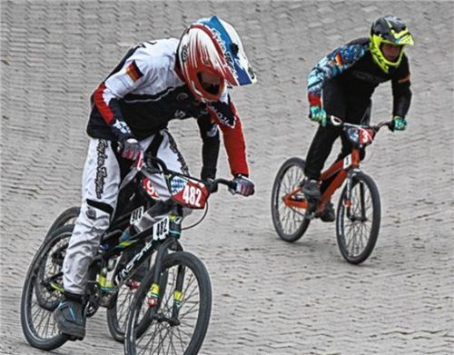 Patrick Heil (vorne) überzeugte mit seinem 24“-Rad in der Gruppe Cruiser 17-29. Er holte den ersten und zweiten Platz im Mellowpark in Berlin beim dritten und vierten BMX-Bundesligalauf. Foto Meyer