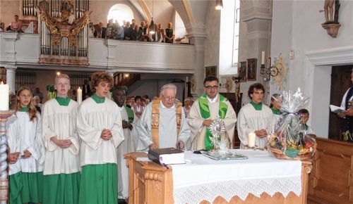 Pfarrer Hans Kohl mit Pfarrer Rudolph am Altar.Fotos re