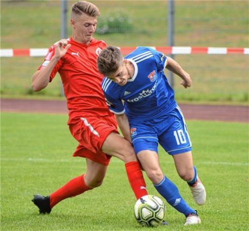 Pius Krätschmer (links, gegen Unterhachings Lucas Hufnagel) war nach mehrmonatiger Verletzungspause wieder für die Sechziger im Einsatz.Fotos Ruprecht