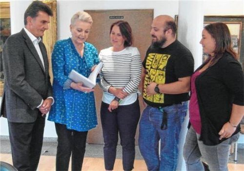 Plädoyer für den Erhalt des Bolzplatzes: Schul- und Sportdezernent Michael Keneder (von links) und Oberbürgermeisterin Gabriele Bauer nahmen von Claudia Sieberath, Vorstandsmitglied des Bürgervereins Erlenau, und den Stadtjugendringmitarbeitern Tiberius Binder und Sarah Zapf die Unterschriften entgegen. Foto re