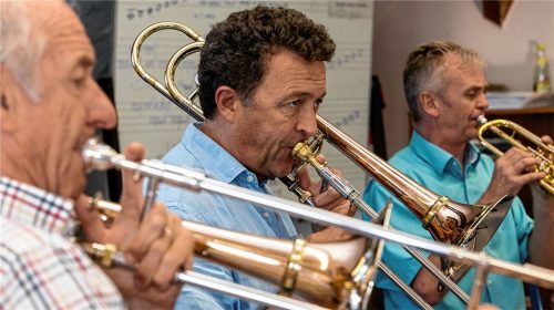 Posaunist Wolfgang Diem, Leiter des Grassauer Blechbläserensembles (Mitte), zusammen mit seinen Musikerkollegen bei der Probe für den Auftritt am Rachlhang. Foto Effner