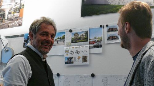 Projekte mit Aussicht im doppelten Sinne betreut Dr. Lutz Schöne von der Leicht GmbH (links), hier mit Ingenieur Milan Vanecek, geht es doch um den Hochhausbau in Holzbauweise und um den nachhaltigen Baustoff Holz. Foto sen