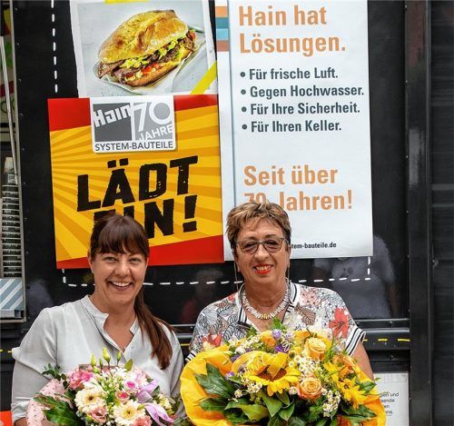 Prokuristin Susanne Hain und Senior-Chefin Petra Hain freuten sich über die Blumengeschenke der Belegschaft.