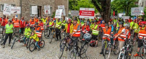 Radelten protestierend durch das Inntal: Mitglieder der Bürgerinitiativen gegen den Brenner-Nordzulauf. Foto Thomae