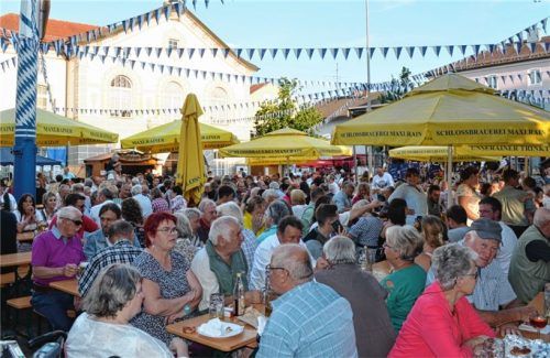 Das waren noch Zeiten! Als sich die Kolbermoorer beim Bürgerfest trafen und Seite an Seite feierten. Heuer muss die Gaudi, die immer am drittenJuli-Wochenende stattfindet, ausfallen. Foto Sedlbauer/Archiv