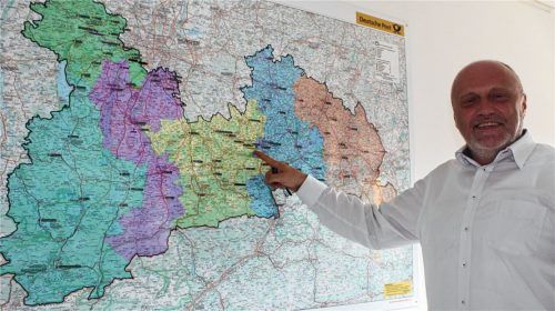 Richard Hirschberger, Leiter des Rosenheimer Briefzentrums, vor einer Tafel, die seinen Zuständigkeitsbereich zeigt: Von Fürstenfeldbruck über Garmisch-Partenkirchen bis Freilassing. Für Mühldorf, Waldkraiburg und Altötting ist ein eigenes Briefzentrum zuständig. Fotos sen