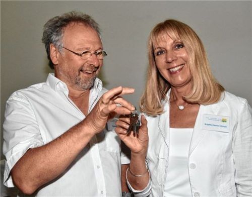 Schlüsselübergabe in der Ehe-, Familien- und Lebensberatung in Rosenheim und Wasserburg: Egon Seits mit Nachfolgerin Brigitte Hauner-Münch. Foto schlecker