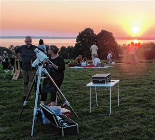 Schon zum Sonnenuntergang hatten sich viele Himmelsgucker am Venusberg in Chieming auf dem Jugendzeltplatz des Kreisjugendrings in Position gebracht. Weitere Bilder von der Mondfinsternis finden Sie im Regionalteil. Fotos Benekam/Flug