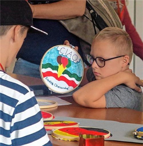 Schüler präsentieren überall in Oberaudorf ihre Werke.