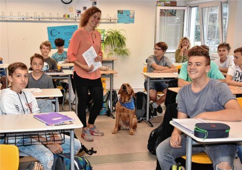 Schulhund „Shabba“ bekommt jetzt eine „Festanstellung“ an der Johann-Rieder-Realschule – sehr zur Freude von Lehrerin Stefanie Herrmannsdörfer und der Schüler. Foto schlecker