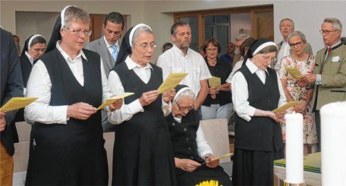 Schwester Carla, die Provinzialrätin der Dillinger Franziskanerinnen in Maria Medingen, Schwester Ludwina, Schwester Berlinde und Schwester Heinrika beim Abschiedsgottesdienst (von links). Rechts der ehemalige Chefarzt Dr. Johannes Correll mit seiner Frau Ute.Fotos  kirchner