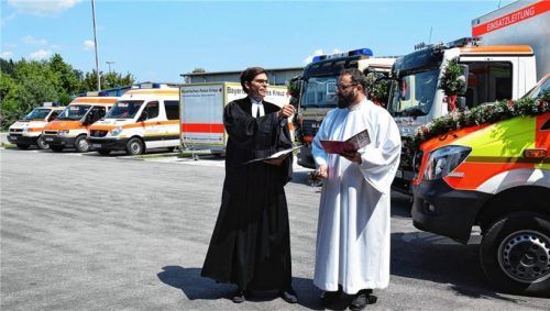 Segneten die Gebäude sowie drei neue Fahrzeuge: der katholische Pastoralreferent Harald Petersen und der evangelische Pfarrer Samuel Fischer.Fotos Merk