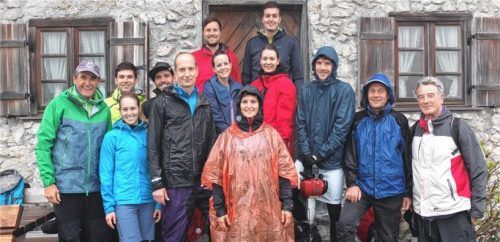 Sektionsvorstand Franz Knarr (links) ließ es sich nicht nehmen, persönlich die Gruppe mit Butterbrezen zu versorgen und allen Beteiligten, einschließlich Sandra Baur (Bildmitte) vom Deutschen Alpenverein, Resort Marketing, sowie seinem Wegereferenten Sebastian Fehr mit dem ehrenamtlichen Helfer Wolfgang Eder (rechts) zu danken. Foto fxk