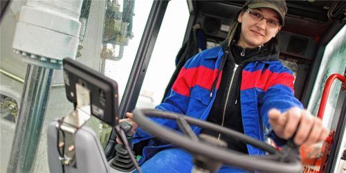 Selten geworden: Abgesehen davon, dass sich laut Statistik ohnehin wenig junge Frauen für den Straßen- und Tiefbau als Lehrberuf interessieren, mangelt es in diesem Bereich besonders an Bewerbern in der Region. Foto dpa