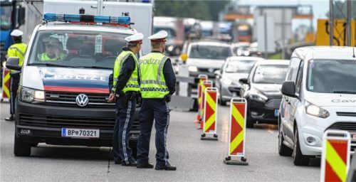 Sichtkontrolle: Österreichische Polizisten überprüfen an der Grenze bis einschließlich Freitag aus Deutschland einreisende Fahrzeuge. Foto dpa